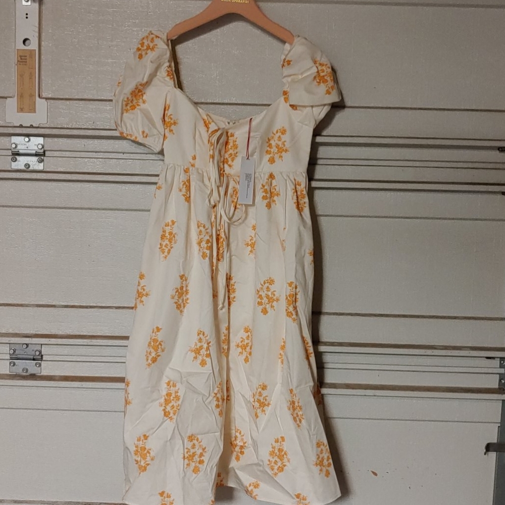 Ciao Lucia "Alessia" dress in floral print.

Squar